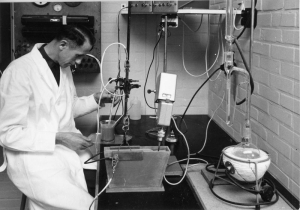F20 Jos Gunnewijk in het laboratorium ca 1970